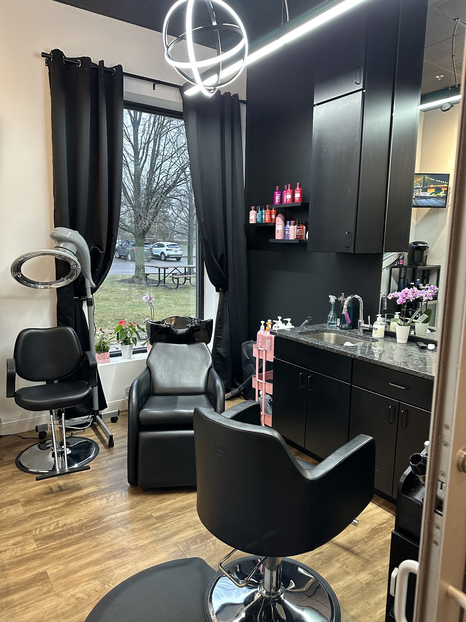 Elegant Hair Salon — photo